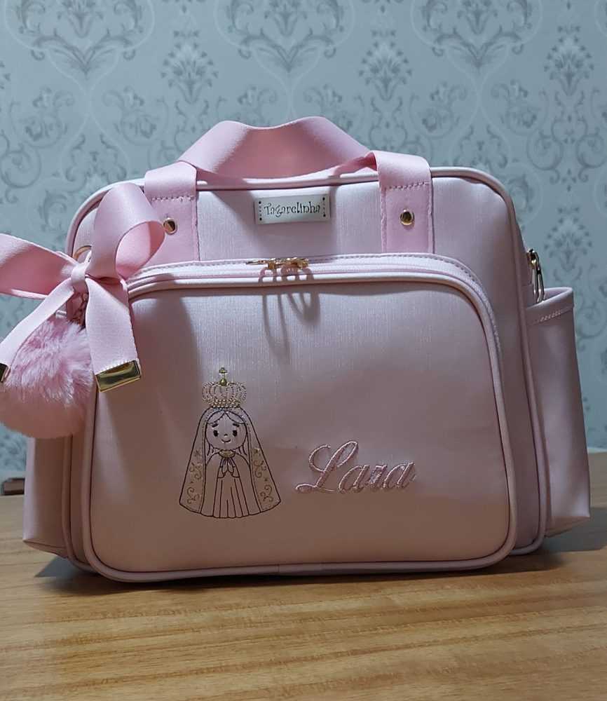Bolsa maternidade rosa com bordado de Nossa Senhora e o nome Lara