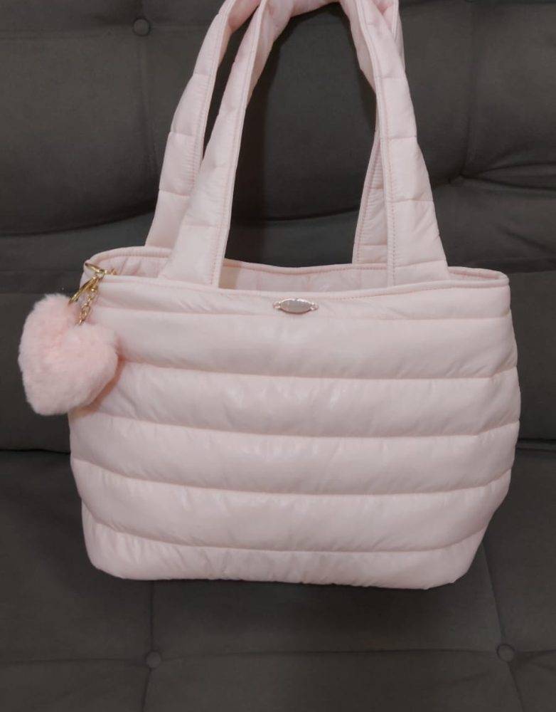 Bolsa puffer rosa claro com chaveiro de pompom