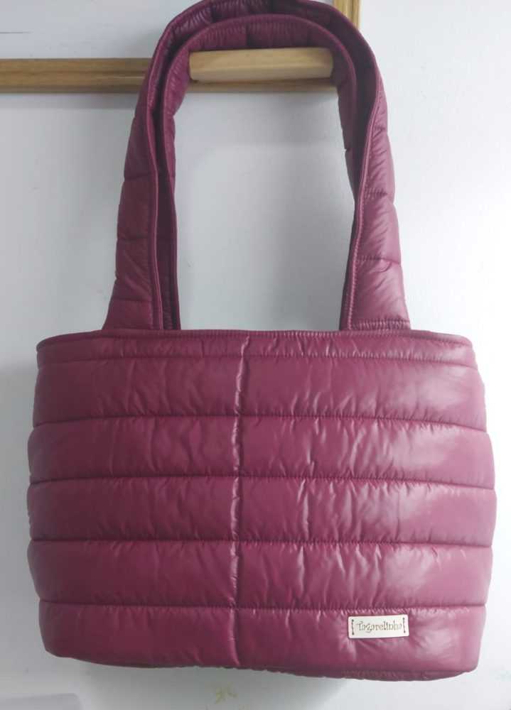 Bolsa puffer vinho com acabamento dourado