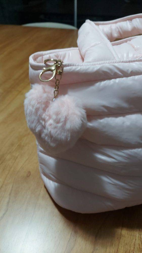 Detalhe do chaveiro de pompom com mosquetão dourado