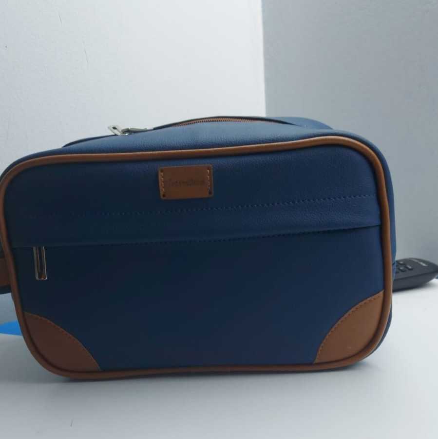 Necessaire azul com acabamento caramelo